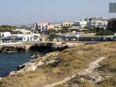 Noi nel frattempo siamo arrivati nei pressi del borgo abitato, di fronte al quale si concentrano vari ristoranti situati a ridosso dell�Adriatico